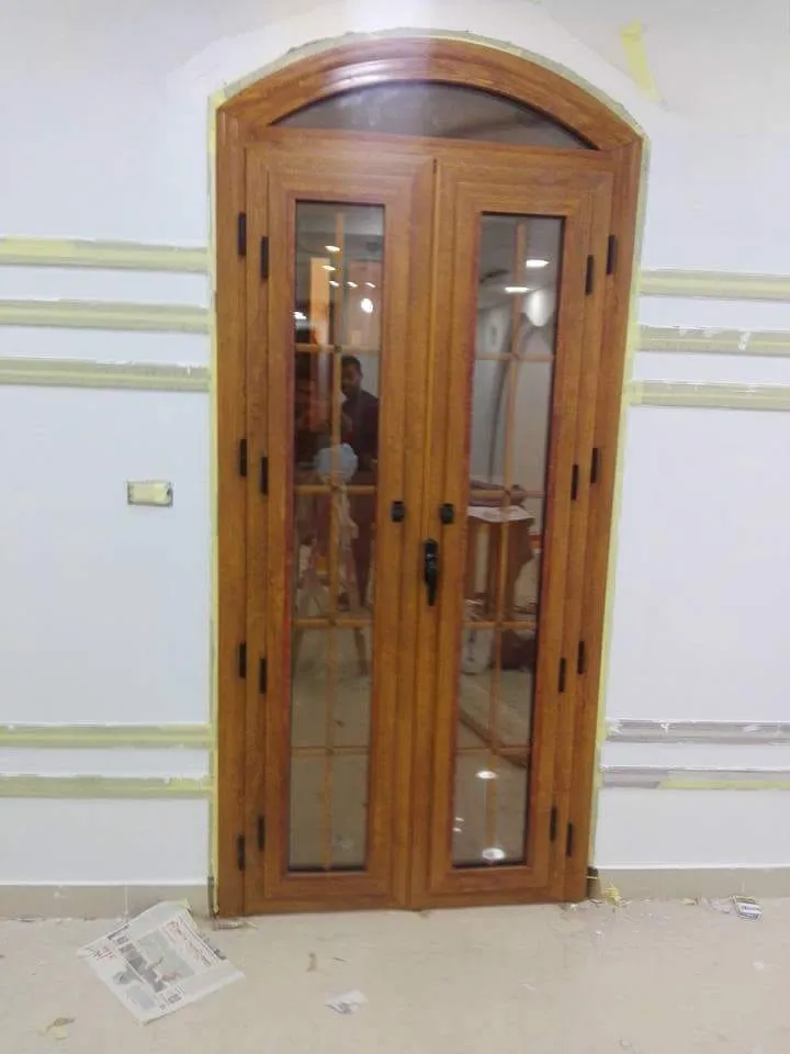باب خشمونيوم بتصميم مودرن أنيق